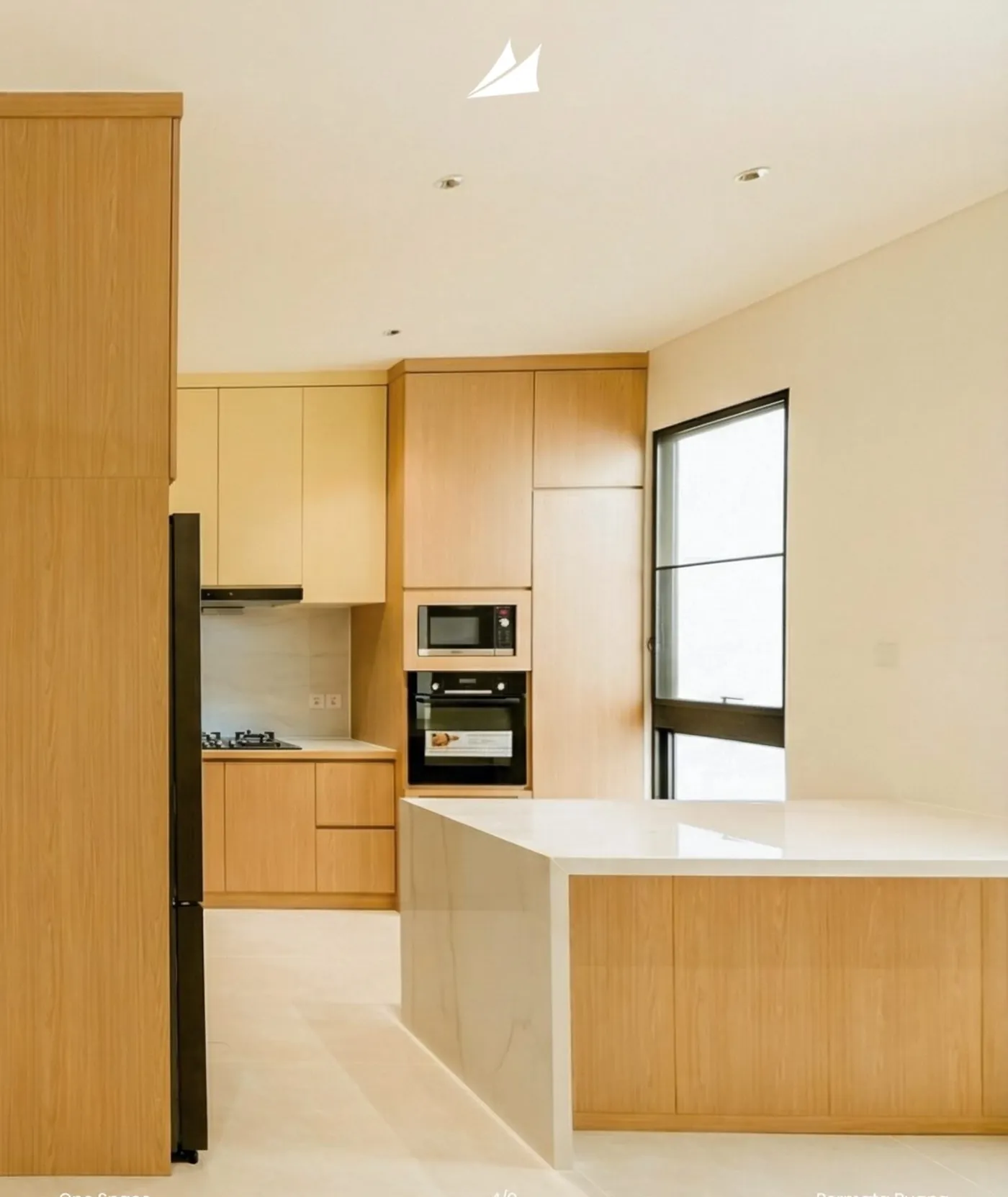 Kitchen in light wood with an island and built in appliances